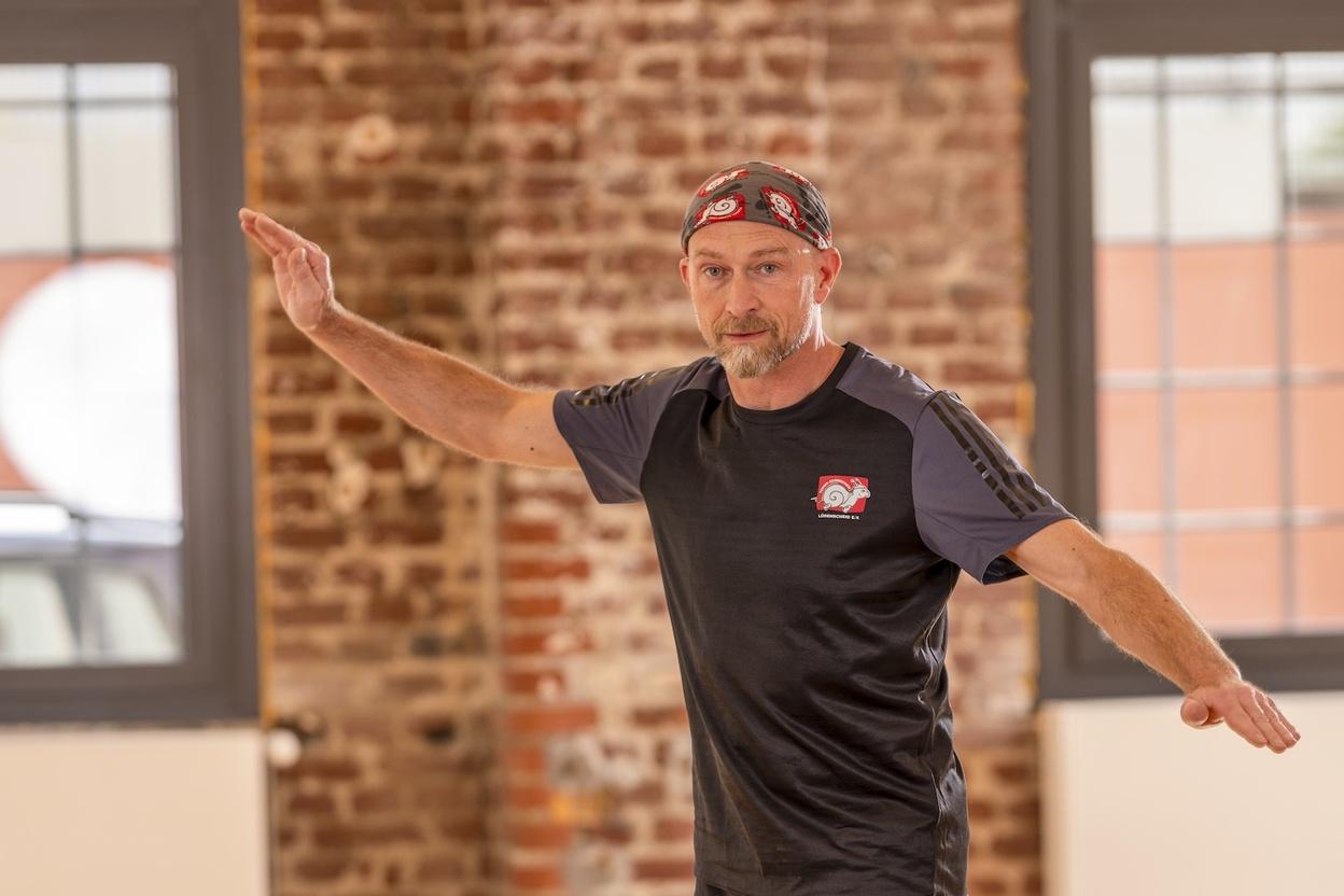 Mann macht Sportübungen