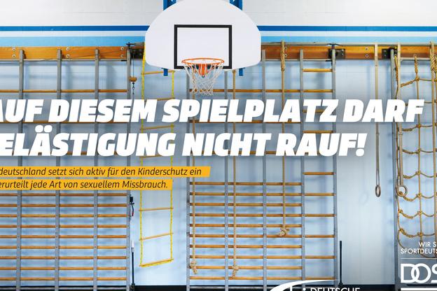 Turnwand mit Kletterseilen und Basketballkorb; Schrift: „Auf diesem Spielplatz darf Belästigung nicht rauf!“